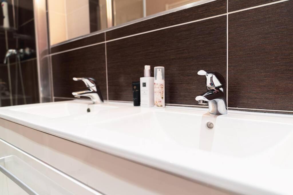 Prague Marina River View Apartment Close To City Centre Free Parking Exteriör bild