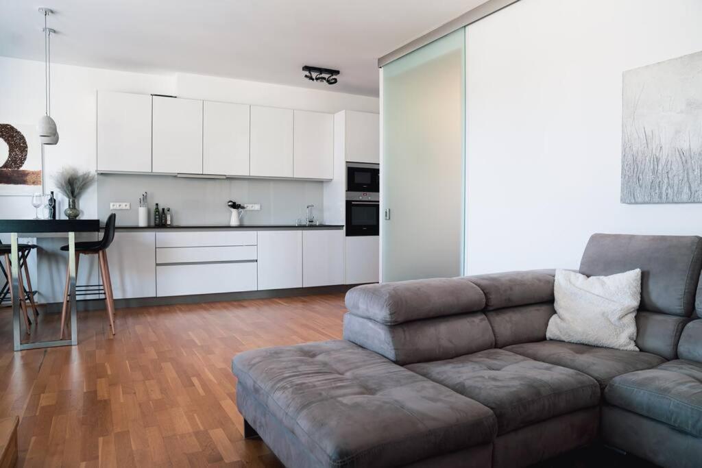 Prague Marina River View Apartment Close To City Centre Free Parking Exteriör bild