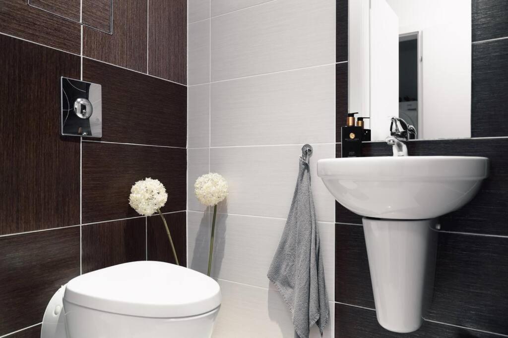 Prague Marina River View Apartment Close To City Centre Free Parking Exteriör bild